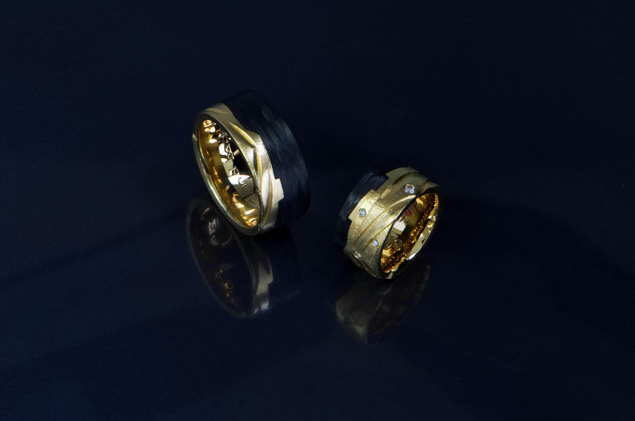 4 Atelier Tessa Goldschmied Lachen Zuerichsee Carbon Schmuck Ringe Ehering Trauringe Gelbgold Diamant Brillanten Struktur