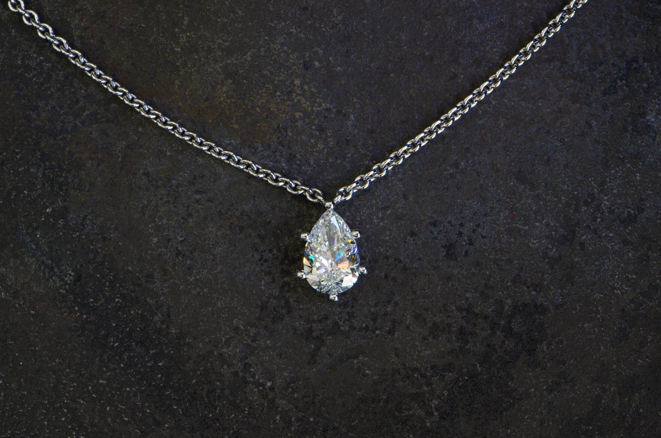 6 Atelier Tessa Goldschmied Lachen Zuerichsee Schmuck Collier Collitaire Mit Diamant Tropfen Pear Shape Platin Weissgold Juwelen Diamond 3ct
