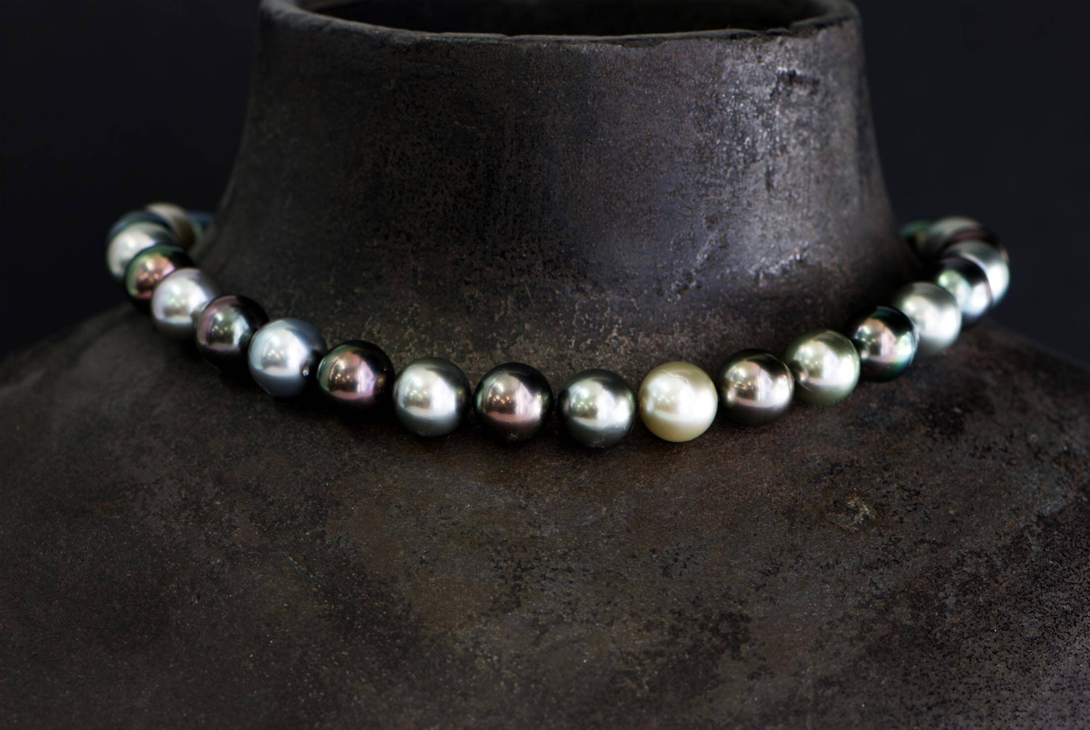 2 Atelier Tessa Goldschmied Lachen Zuerichsee Perlen Schmuck Handmade Swissmade Perlenkette Tahiti Collier