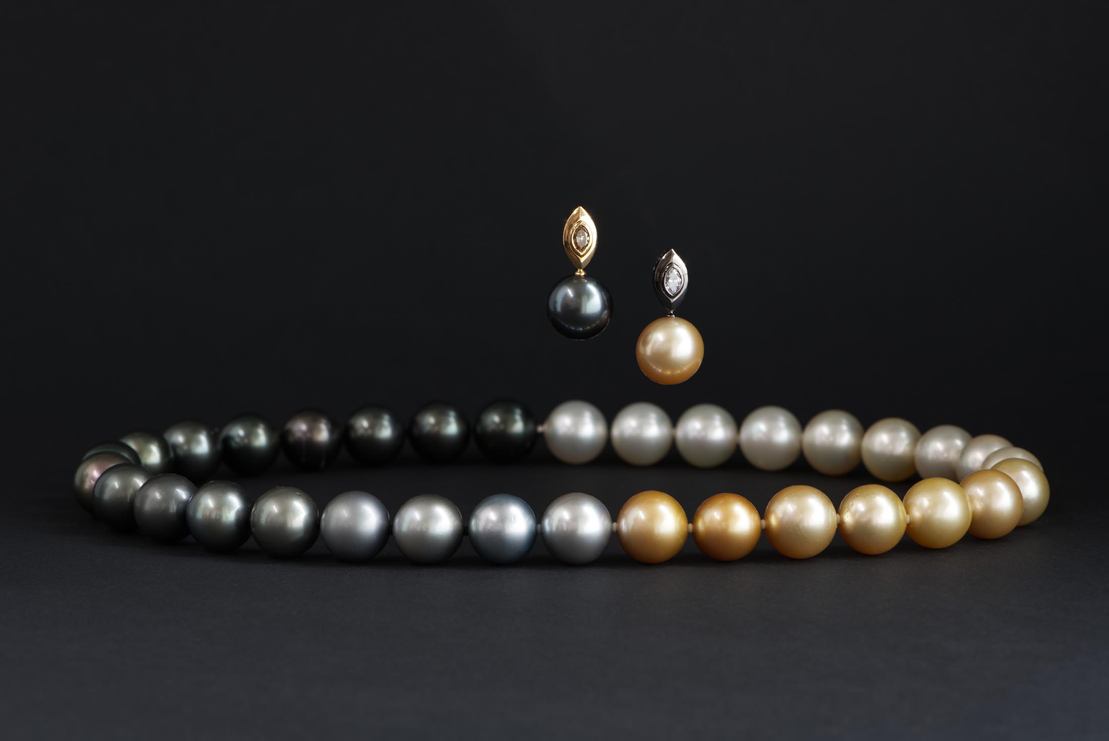 3 Atelier Tessa Goldschmied Lachen Zuerichsee Perlen Schmuck Handmade Swissmade Perlenkette Gold Suedsee Tahiti Farbverlauf Champagne Diamond Ohrhaenger