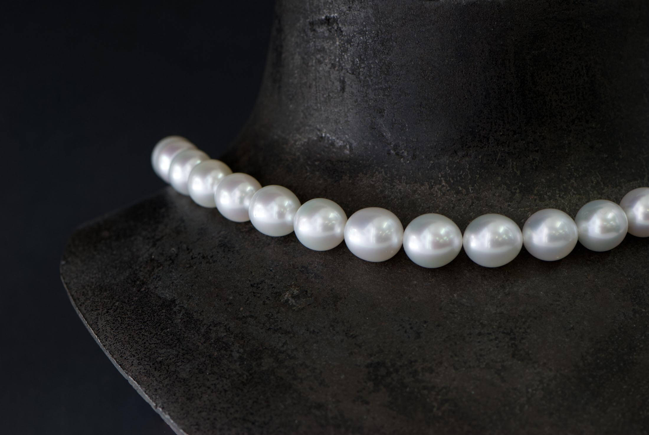 4 Atelier Tessa Goldschmied Lachen Zuerichsee Perlen Schmuck Handmade Swissmade Suedsee Perlenkette Weiss Collier