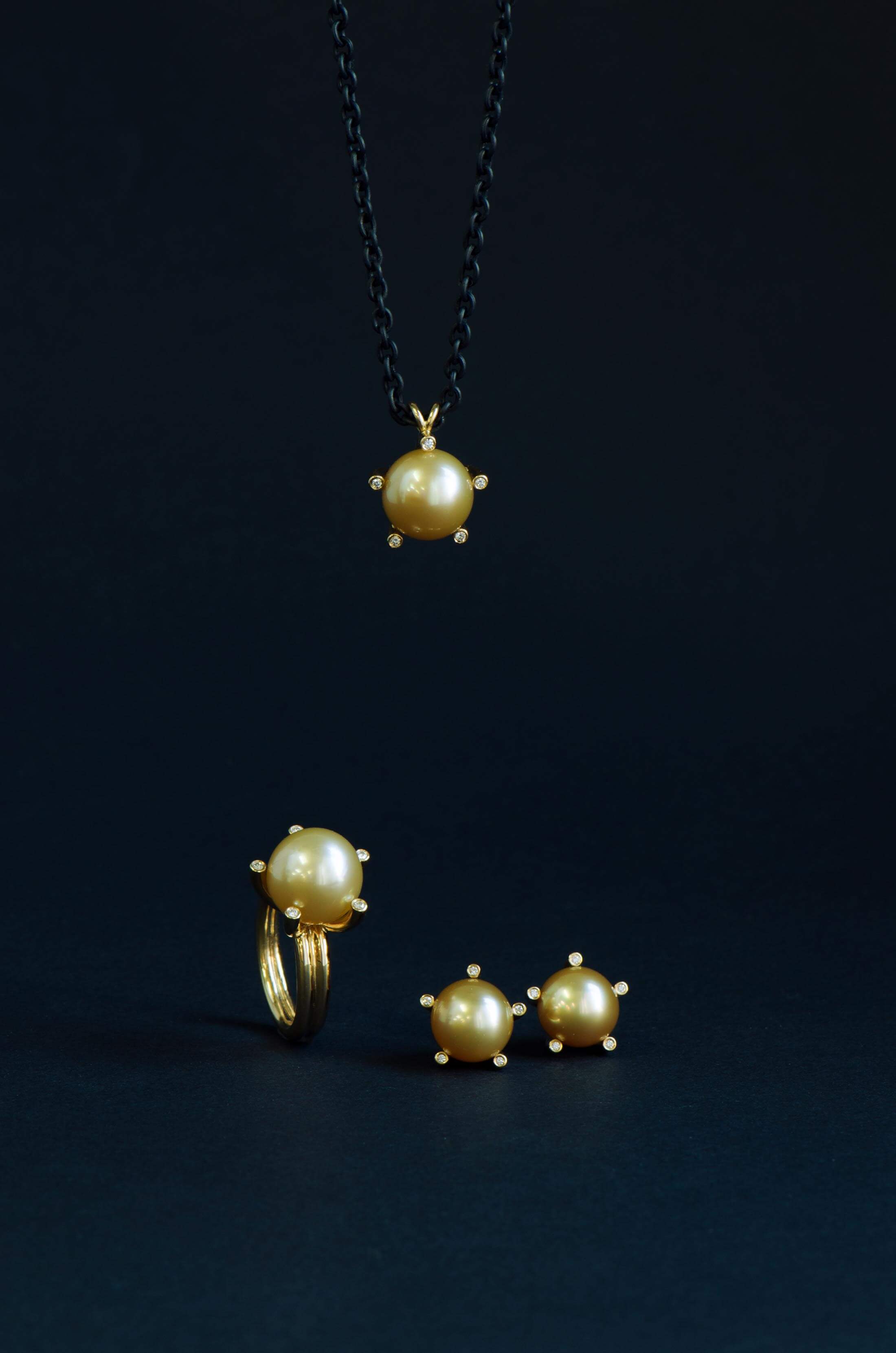 5 Atelier Tessa Goldschmied Lachen Zuerichsee Perlen Schmuck Handmade Swissmade Perlenkette Ring Ohrstecker Collier Eisen Gold Suedsee