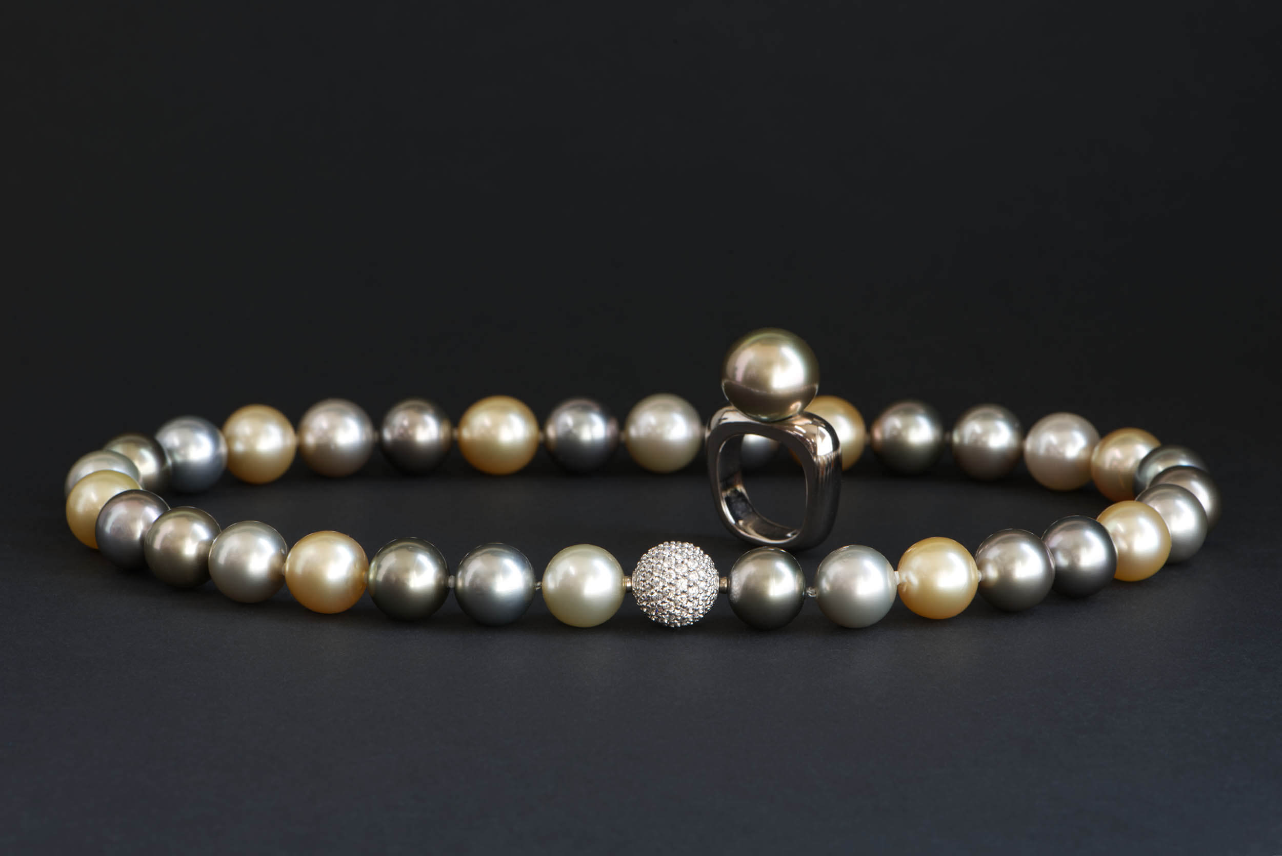 2 Atelier Tessa Goldschmied Lachen Zuerichsee Perlen Schmuck Handmade Swissmade Perlenkette Perle Tahiti Perlring Perlenschmuck Diamanten